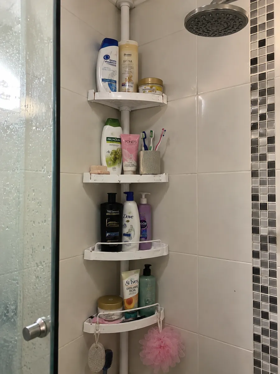 Esquinero instalado en el baño de Andrés, Bogotá