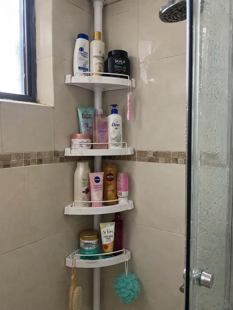 Esquinero instalado en el baño de Diana, Cali