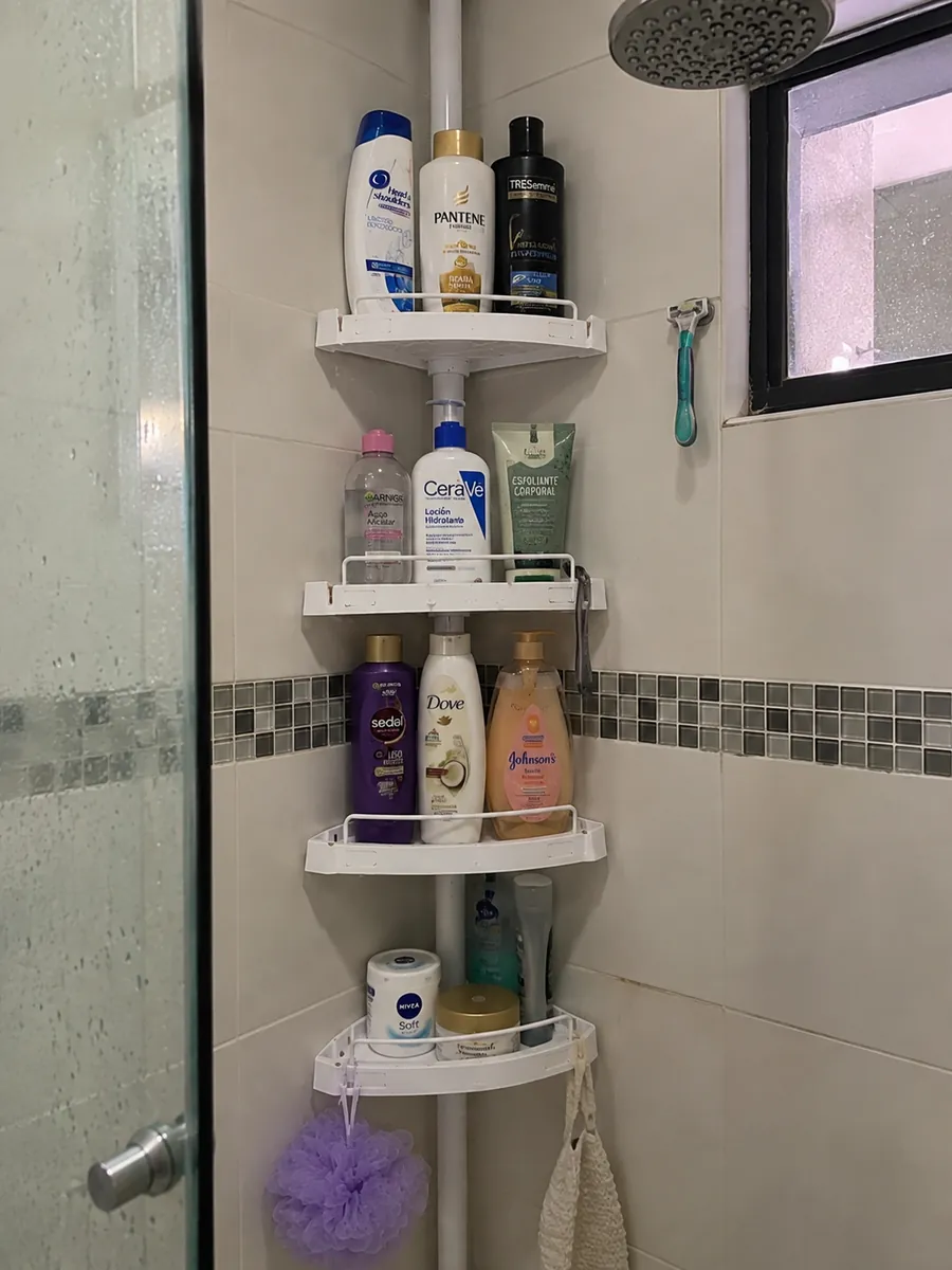 Esquinero instalado en el baño de Felipe, Barranquilla