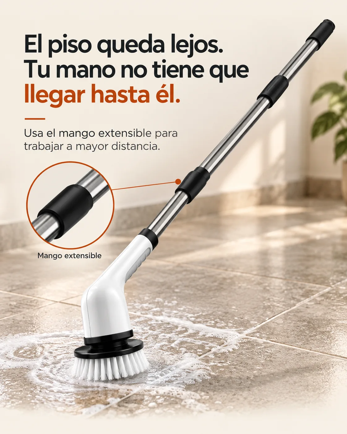 El piso queda lejos. Tu mano no tiene que llegar hasta él. Usa el mango extensible para trabajar a mayor distancia.